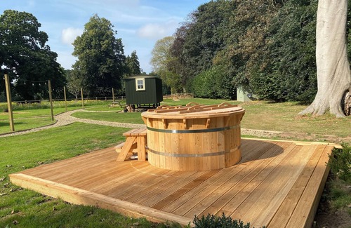 Great Yarmouth Ski Chalet | Ormesby Manor - Shepherd's hut Gardener