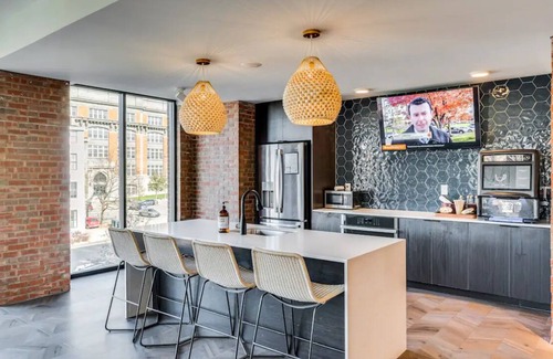 Over-the-Rhine Apartment | OTR/CBD - 1 King Bed W/Gym, Free On-Site Parking, Pool, & Club Room