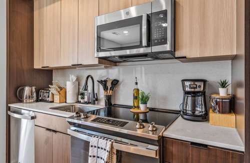 Over-the-Rhine Apartment | OTR/CBD - 1 King Bed W/Gym, Free On-Site Parking, Pool, & Club Room