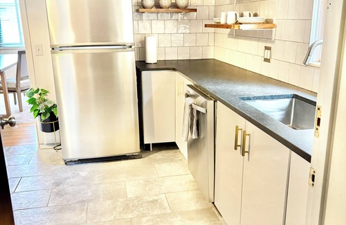Toledo Condo | Ottawa Hills Hillandale House Cozy Condo in the charming village w/WiFi, AC