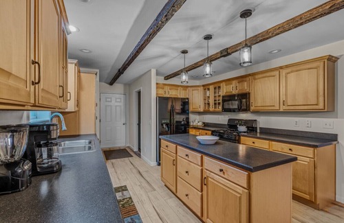 Berkeley Springs House | Otter Manor - Wifi|Fire Pit| Gameroom|Grill|Private Trail