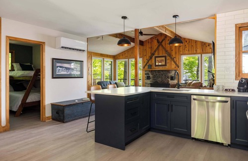 Rideau Lakes House | OTTER'S HOLT - Lakeside retreat with hot tub & sauna