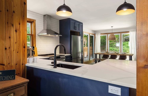 Rideau Lakes House | OTTER'S HOLT - Lakeside retreat with hot tub & sauna