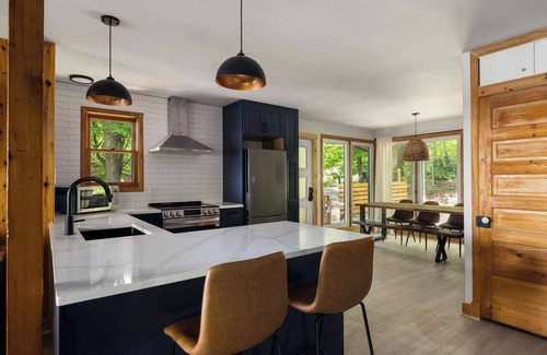 Rideau Lakes House | OTTER'S HOLT - Lakeside retreat with hot tub & sauna