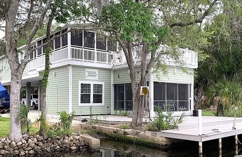 Homosassa House | Otter Shack! The perfect waterfront getaway in Old Homosassa!