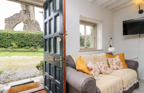 Llandeilo House | Otters Holt