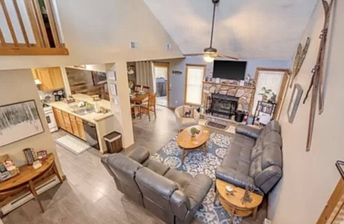 Tannersville House | Our home is located 2 Mins to Ski Lift & Indoor Outdoor Waterpark! Pet Friendly
