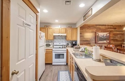 Tannersville House | Our home is located 2 Mins to Ski Lift & Indoor Outdoor Waterpark! Pet Friendly