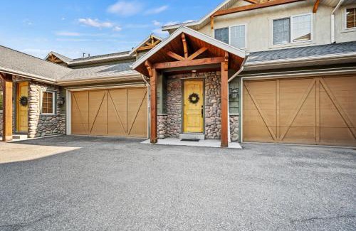 Wolf Creek House | Our Mountain Chalet with Game Room and Hot Tub