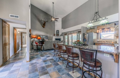 Alto Apartment | Out of Bounds:Alto Luxury Pueblo/Views/Alto CC