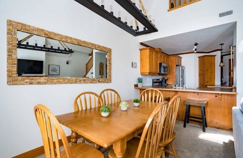 The Blue Mountains Condo | Out of the Blue - Shuttle to Blue, Walk & Trails!