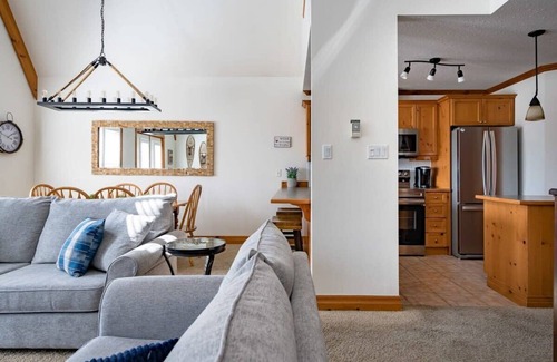 The Blue Mountains Condo | Out of the Blue - Shuttle to Blue, Walk & Trails!