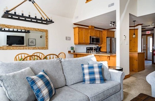 The Blue Mountains Condo | Out of the Blue - Shuttle to Blue, Walk & Trails!