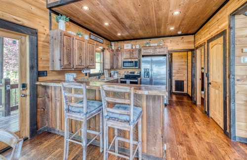 Ridgeline Vistas Cabin | Out of this World Mountain Views! Pool Table! Pet Friendly! Gorgeous Sunsets!