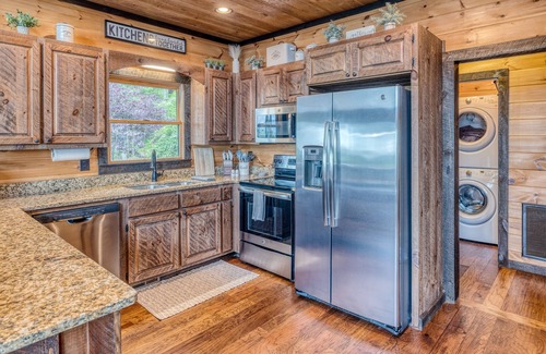Ridgeline Vistas Cabin | Out of this World Mountain Views! Pool Table! Pet Friendly! Gorgeous Sunsets!