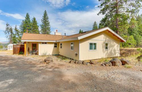 Weed House | Outdoor Adventure Haven - 15 Mi to Mount Shasta!