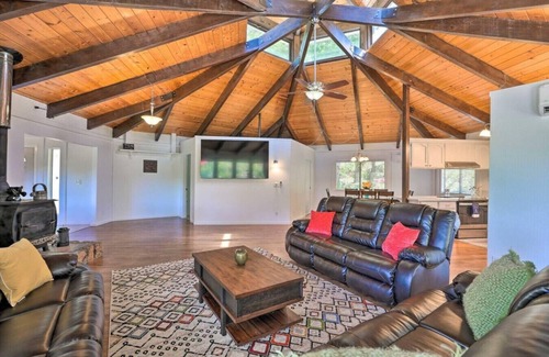 Apple Hill Apartment | Outdoor Deck - Pool Table - Fireplace - Grill