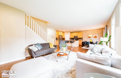 West Edmonton House | Outdoor Oasis-Hottub-BBQ-Firetable-AC-KingBd-85"TV