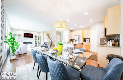 West Edmonton House | Outdoor Oasis-Hottub-BBQ-Firetable-AC-KingBd-85"TV