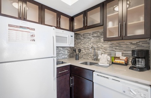 Christiana Apartment | Outdoor Pool. Free Breakfast. Only 10 Min to University of Delaware!