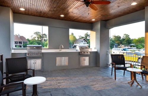 Lake Charles Condo | Outdoor Pool. Free Breakfast. Perfect for Your Next Stay!