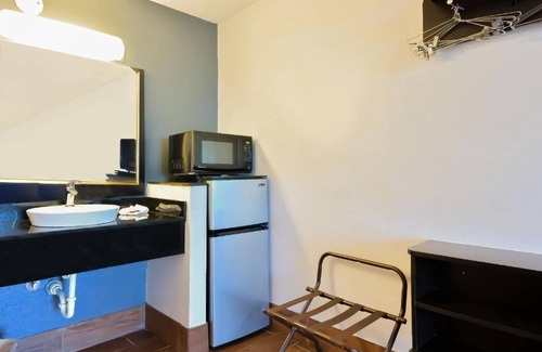 Valdosta Hotel | Outdoor Pool Stay Near Austins + Pets Welcome & Free Parking