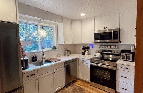 Ashford Cabin | Outdoor Retreat: AC-Firepit-Outdoor Living-RV Hook Up-Sport Court-WIFI-Patio,