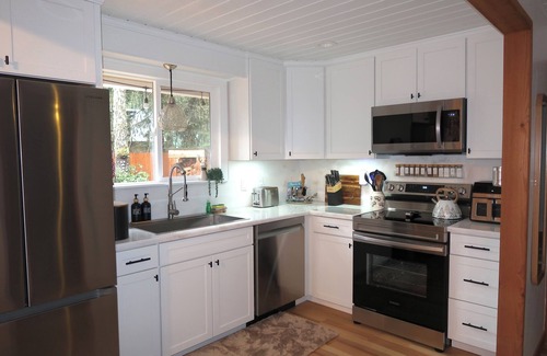 Ashford Cabin | Outdoor Retreat: AC-Firepit-Outdoor Living-RV Hook Up-Sport Court-WIFI-Patio,