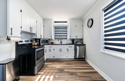St. Catharines House | Outdoor Sauna|Hot Tub|Playroom|Port Dallhousie