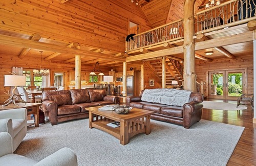 Maggie Valley Cabin | Outstanding Views! 5BR/4.5 BA/Sleeps 14, Hot-Tub, Pool Table!