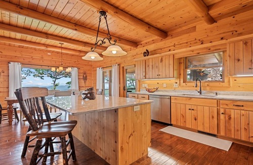 Maggie Valley Cabin | Outstanding Views! 5BR/4.5 BA/Sleeps 14, Hot-Tub, Pool Table!