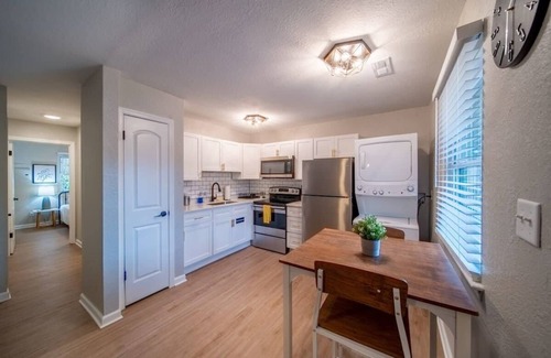 North Camellia Acres Apartment | OV 15th Bay - Lucidia Suite