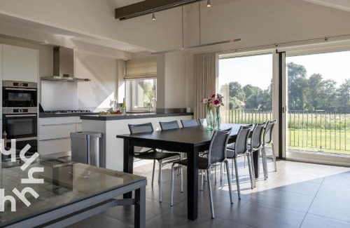 Blokzijl Villa | OV573 - Luxurious, modern holiday villa for 11 people on the water near Giethoorn