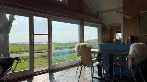 Monnickendam House | Over Lake