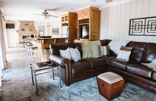Fayetteville House | Overlooks Stadium! Sleeps 10-12. BBBQ, Graduation, Razorback games!