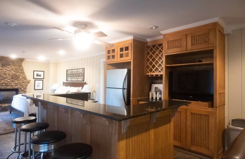 Fayetteville House | Overlooks Stadium! Sleeps 10-12. BBBQ, Graduation, Razorback games!