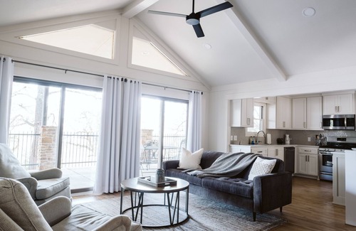 Fayetteville House | Overlooks Stadium! Sleeps 10-12. BBBQ, Graduation, Razorback games!