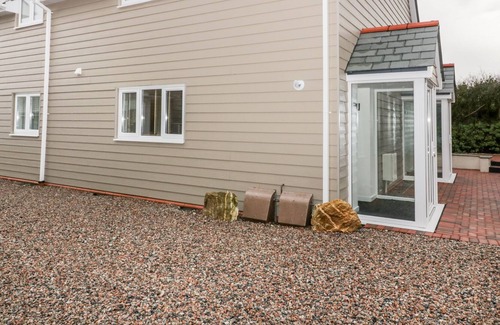 Wadebridge Apartment | OWL, pet friendly, luxury holiday cottage, with a garden in Padstow