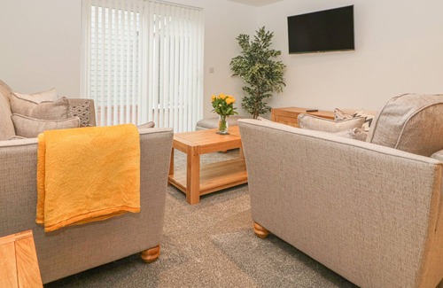 Wadebridge Apartment | OWL, pet friendly, luxury holiday cottage, with a garden in Padstow