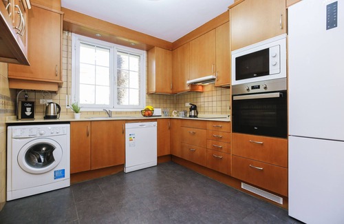 Cambrils Ski Chalet | OXFOR - Terraced House with Communal Pool