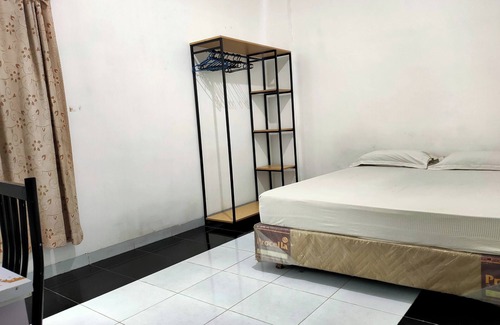 Kalimantan Hotel | OYO 93152 Azwa Gh Katingan Near Lapangan Sepak Bola Pegatan Hilir
