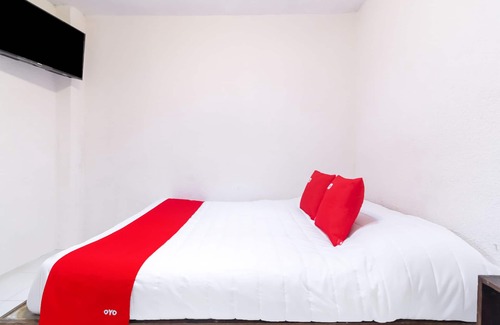 De Mexicanos Hotel | OYO Hotel La Luna