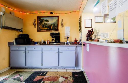 Chapmanville Hotel | OYO Hotel Chapmanville Inn, WV - Hwy 119