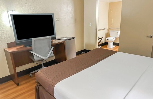 Mobile Hotel | OYO Hotel Mobile, AL I-65 at Airport Blvd
