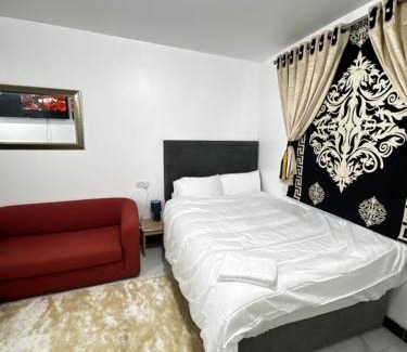 Farnworth Hotel | OYO Unique Guestroom - Farnworth, Easy Access to Bolton