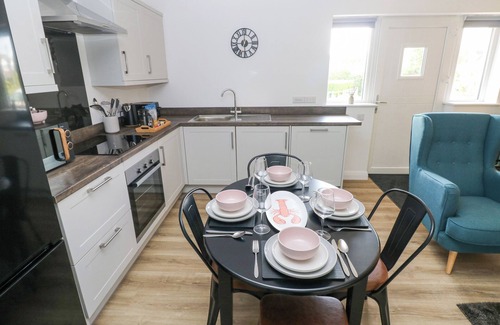 Kilgetty Cottage | OYSTER COTTAGE, pet friendly, with a garden in Kilgetty
