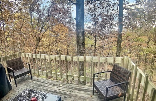 Eureka Springs Cabin | Ozark Spring Cabin Rock Bluff 03 King Bed, Spa Tub