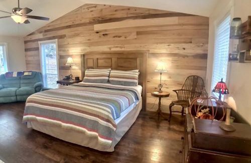 Eureka Springs House | Ozark Spring Cabin Rock Bluff 03 King Bed Spa Tub
