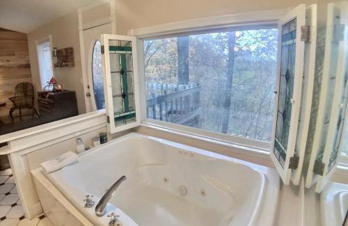 Eureka Springs House | Ozark Spring Cabin Rock Bluff 03 King Bed Spa Tub
