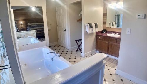 Eureka Springs House | Ozark Spring Cabin Rock Bluff 03 King Bed Spa Tub